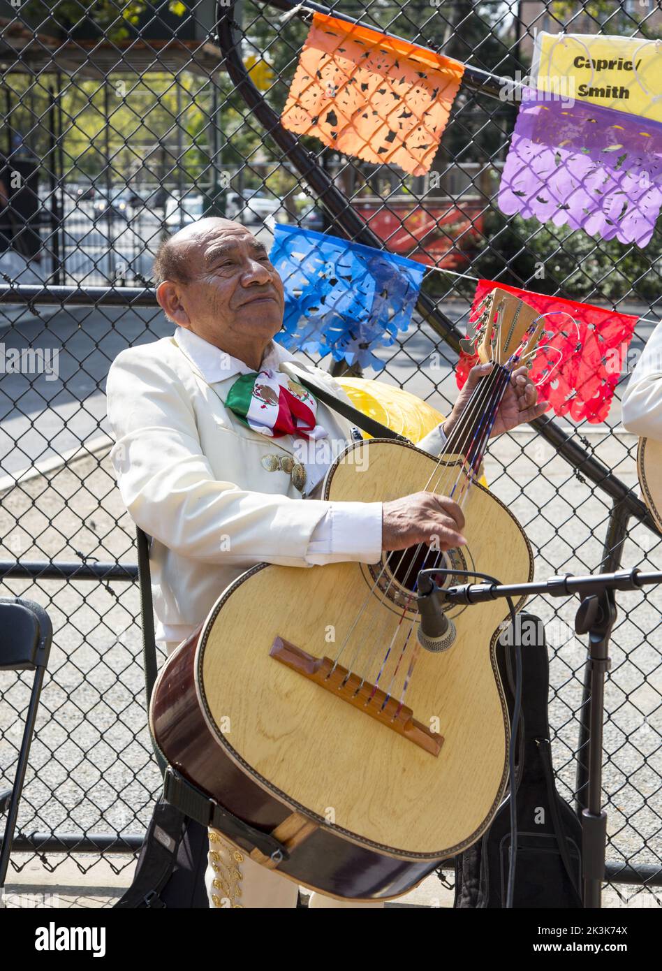Le groupe Mariachi se produit lors des célébrations de la fête de l'indépendance mexicaine lors d'un festival multiculturel scolaire à Brooklyn, New York. Banque D'Images
