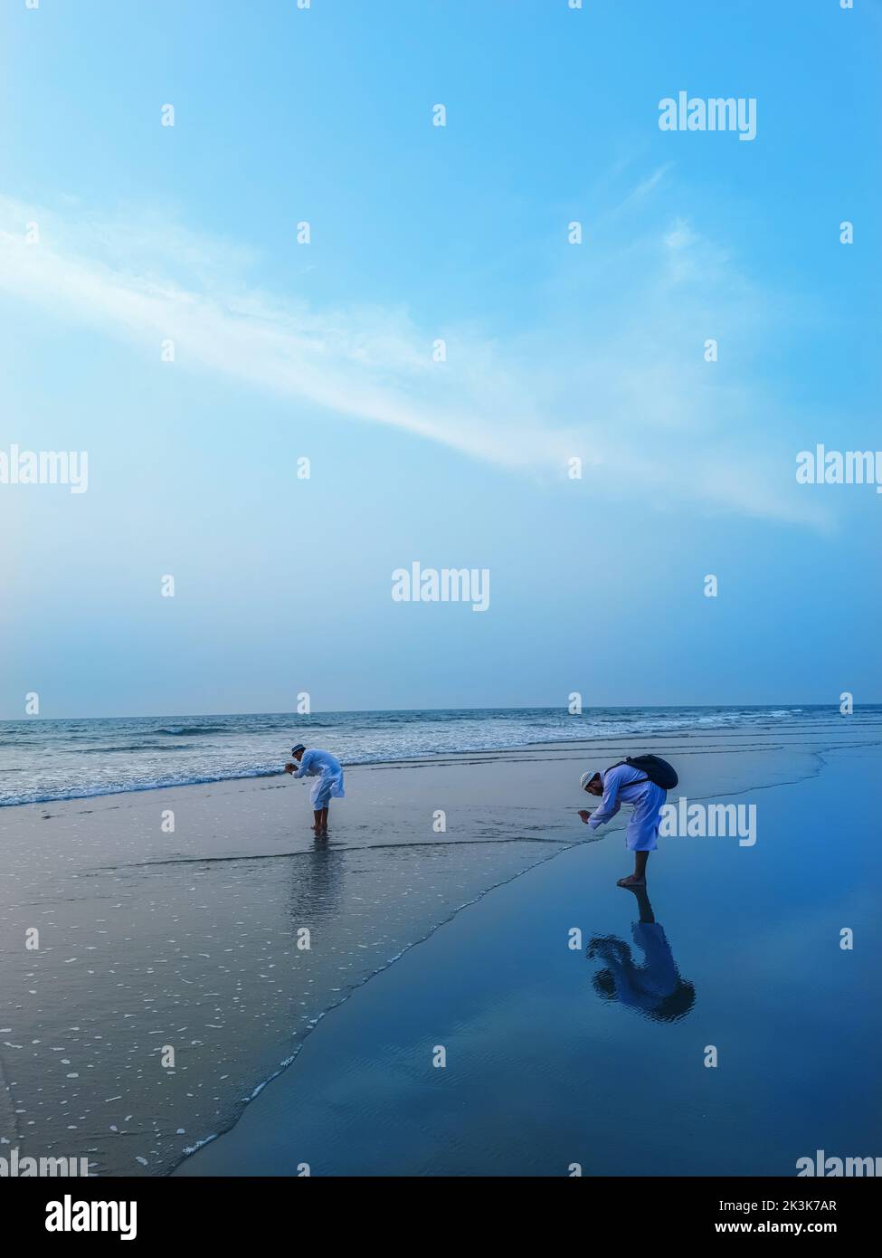 Homme prenant des photos avec un téléphone portable sur la plage tropicale. Jeune homme prenant une photo de la mer avec son smartphone. Banque D'Images