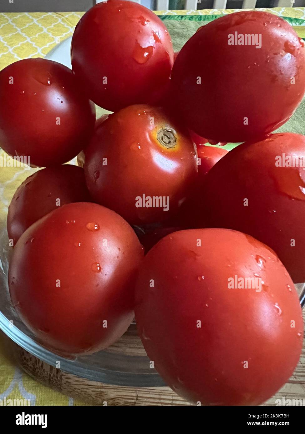 Assiette de tomates fraîches biologiques. Banque D'Images