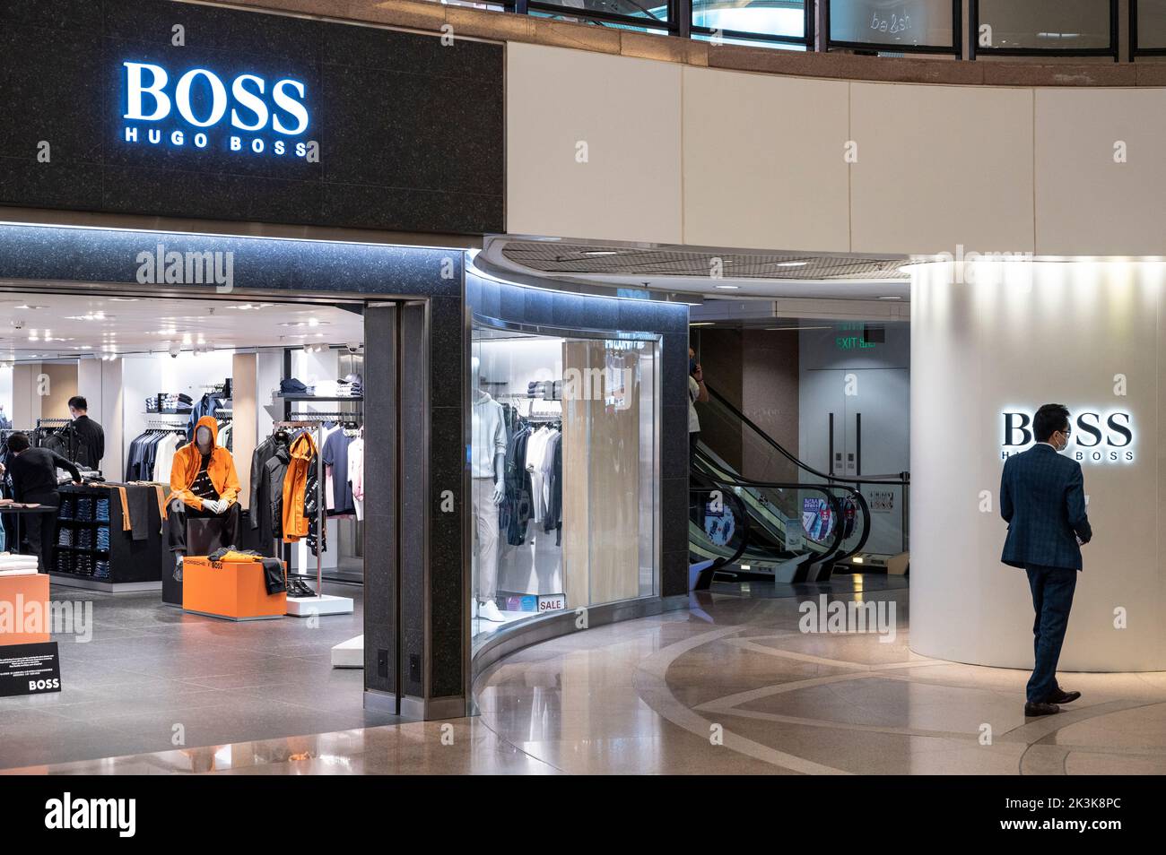 Un acheteur portant un costume est vu à l'extérieur de la marque de vêtements allemande Hugo Boss magasin à Hong Kong. Banque D'Images