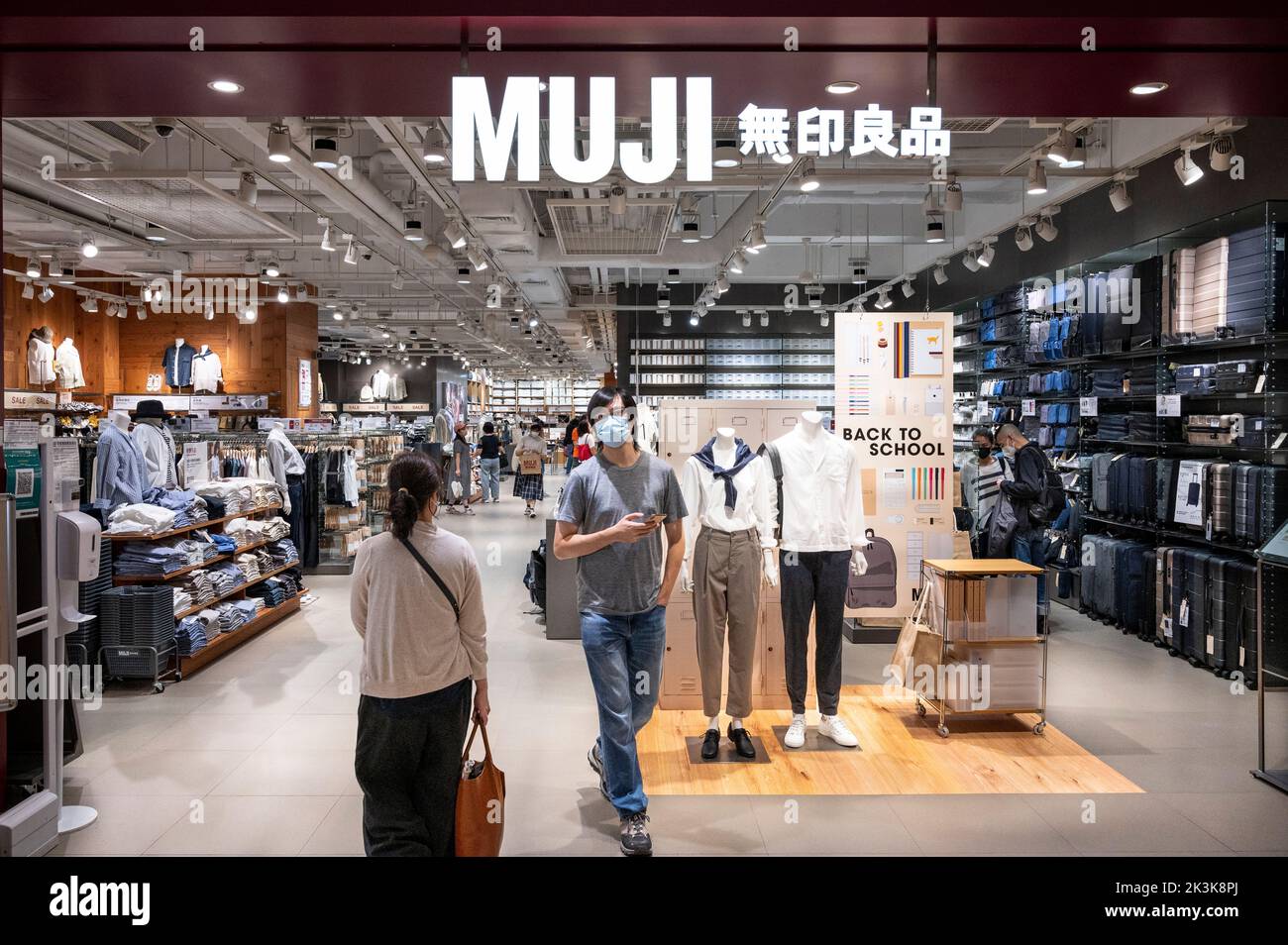 Les acheteurs sont vus dans le magasin Muji, la société japonaise de vente au détail de vêtements et de produits ménagers, à Hong Kong. Banque D'Images