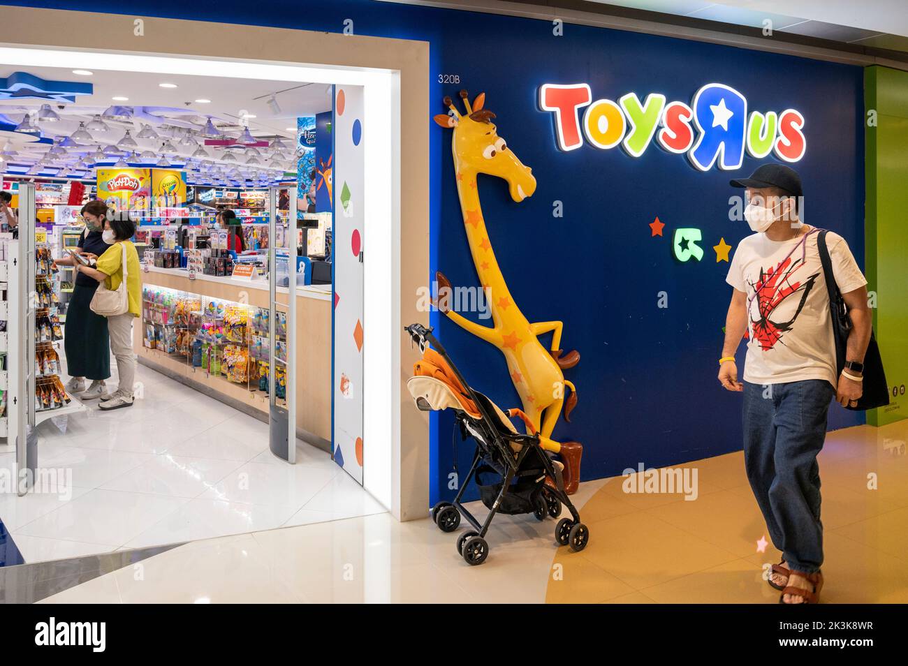 Les clients sont vus à la chaîne multinationale américaine de jouets Toys 'R' US magasin à Hong Kong. Banque D'Images