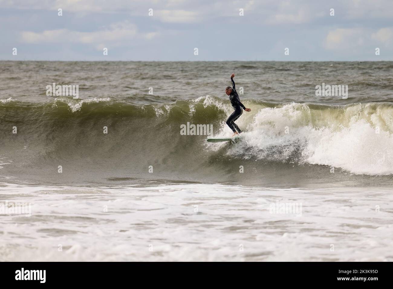 27 septembre 2022, Schleswig-Holstein, Westerland/Sylt: Un surfeur surfe une vague. Photo: Frank Molter/dpa Banque D'Images