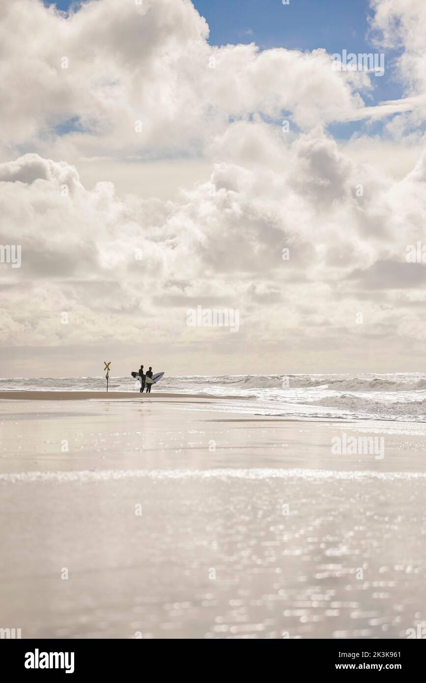 27 septembre 2022, Schleswig-Holstein, Westerland/Sylt: Deux surfeurs sont debout sur la plage de Brandebourg. Photo: Frank Molter/dpa Banque D'Images