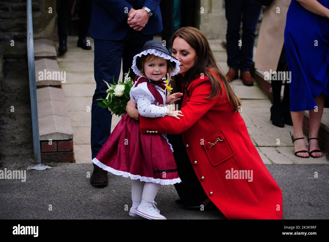 La princesse de Galles reçoit une belle fleur de Charlotte Bunting, âgée de deux ans, alors qu'elle part après une visite à l'église St Thomas, à Swansea, au pays de Galles. Date de la photo: Mardi 27 septembre 2022. Banque D'Images
