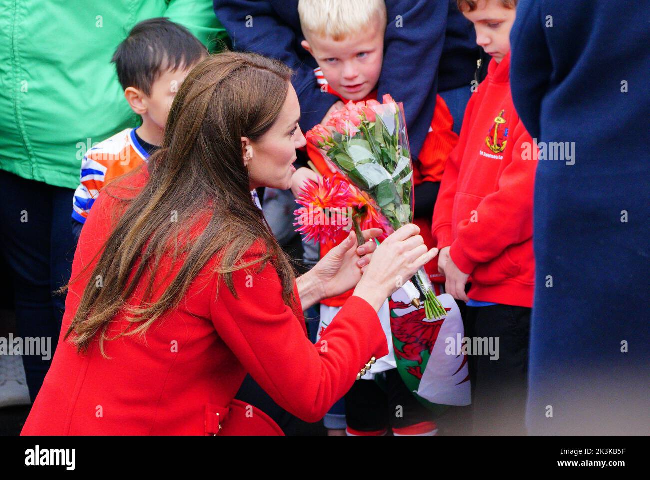 La princesse de Galles reçoit des fleurs lorsqu'elle part après une visite à l'église Saint-Thomas, à Swansea, au pays de Galles. Date de la photo: Mardi 27 septembre 2022. Banque D'Images