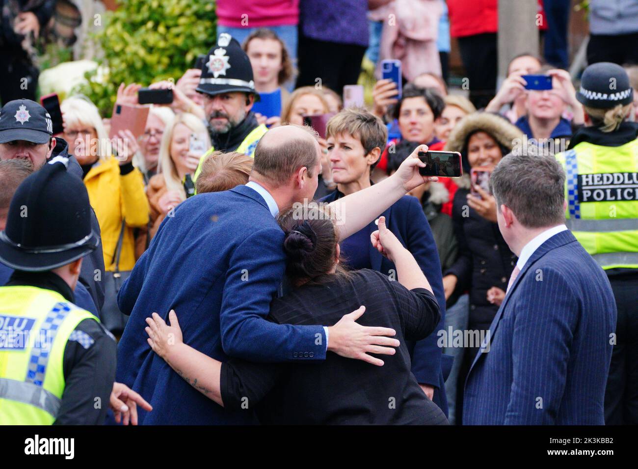 Le Prince de Galles rencontre des membres du public lorsqu'il part après une visite à l'église St Thomas, à Swansea, au pays de Galles. Date de la photo: Mardi 27 septembre 2022. Banque D'Images