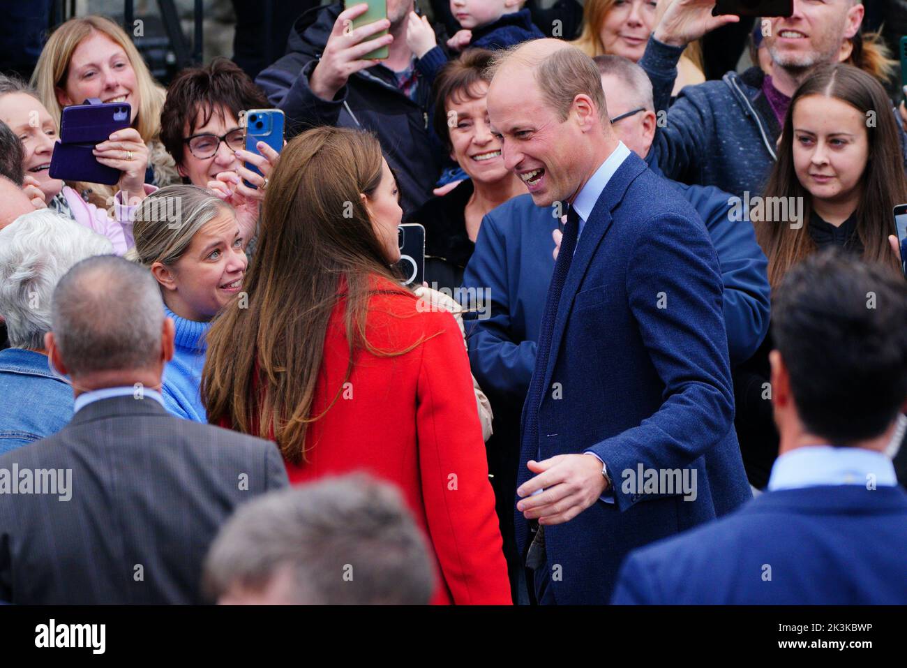 Le prince et la princesse de Galles rencontrent des membres du public lorsqu'ils partent après une visite à l'église Saint-Thomas, à Swansea, au pays de Galles. Date de la photo: Mardi 27 septembre 2022. Banque D'Images