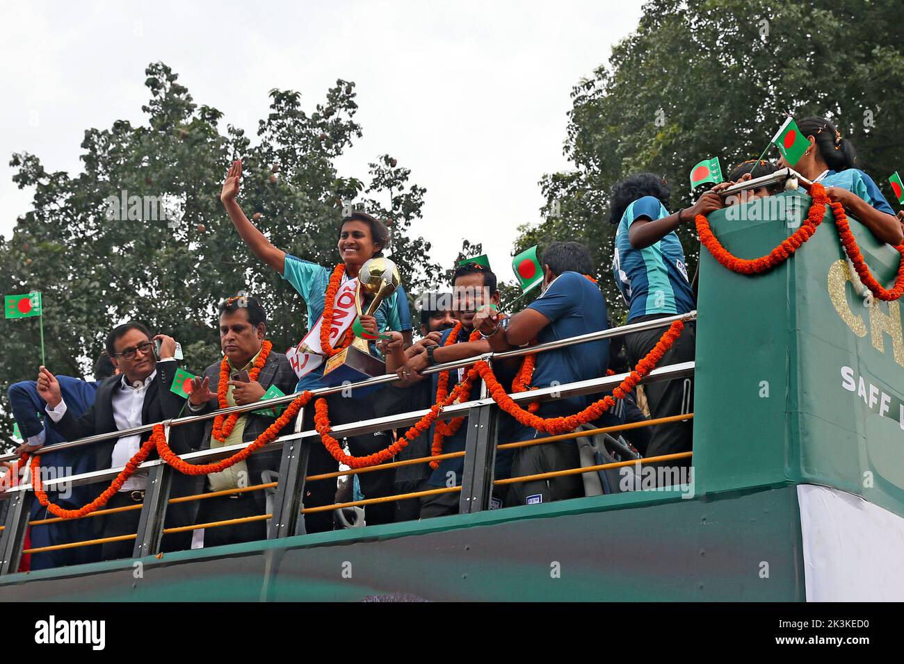 Les membres de l’équipe de football des femmes du Bangladesh, qui a remporté le Championnat des femmes de la SAFF 2022 au Népal, se sont déportés devant des supporters lors d’un bus à toit ouvert Banque D'Images