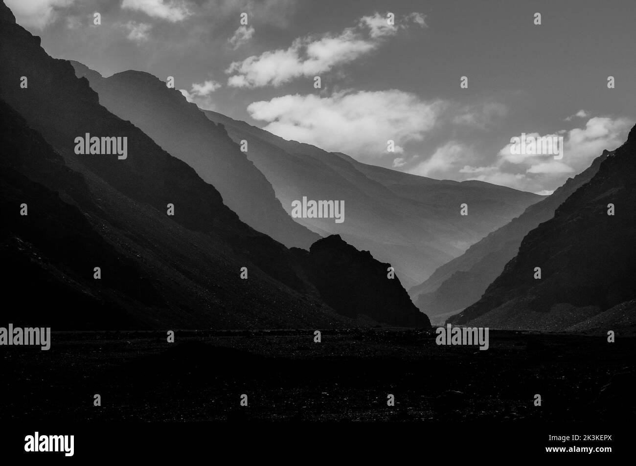 Vue verticale et chaude des falaises côtières du nord du Chili Banque D'Images