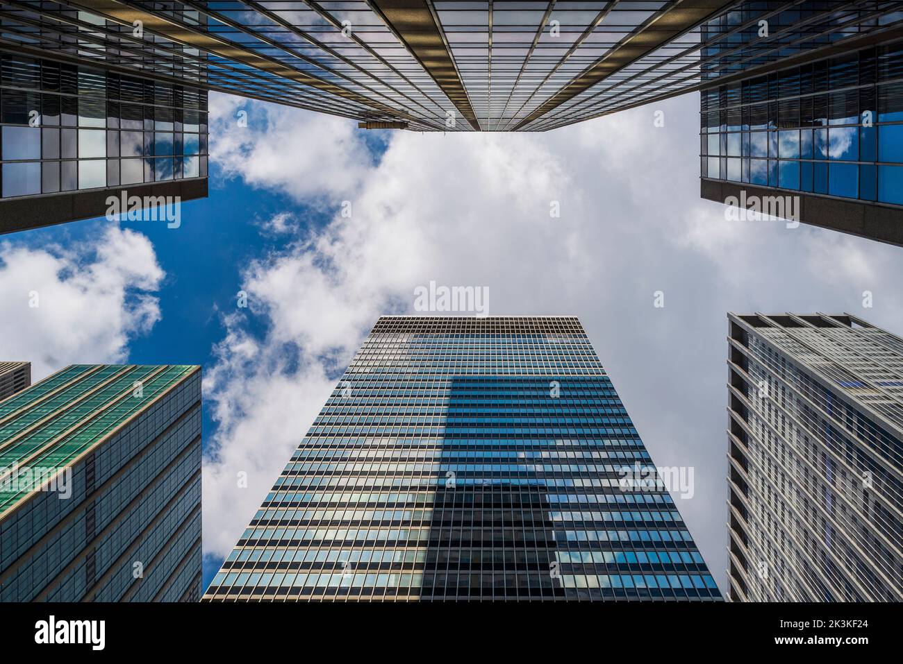 Vue à angle bas des gratte-ciels vitreux de Midtown Manhattan, New York, États-Unis Banque D'Images