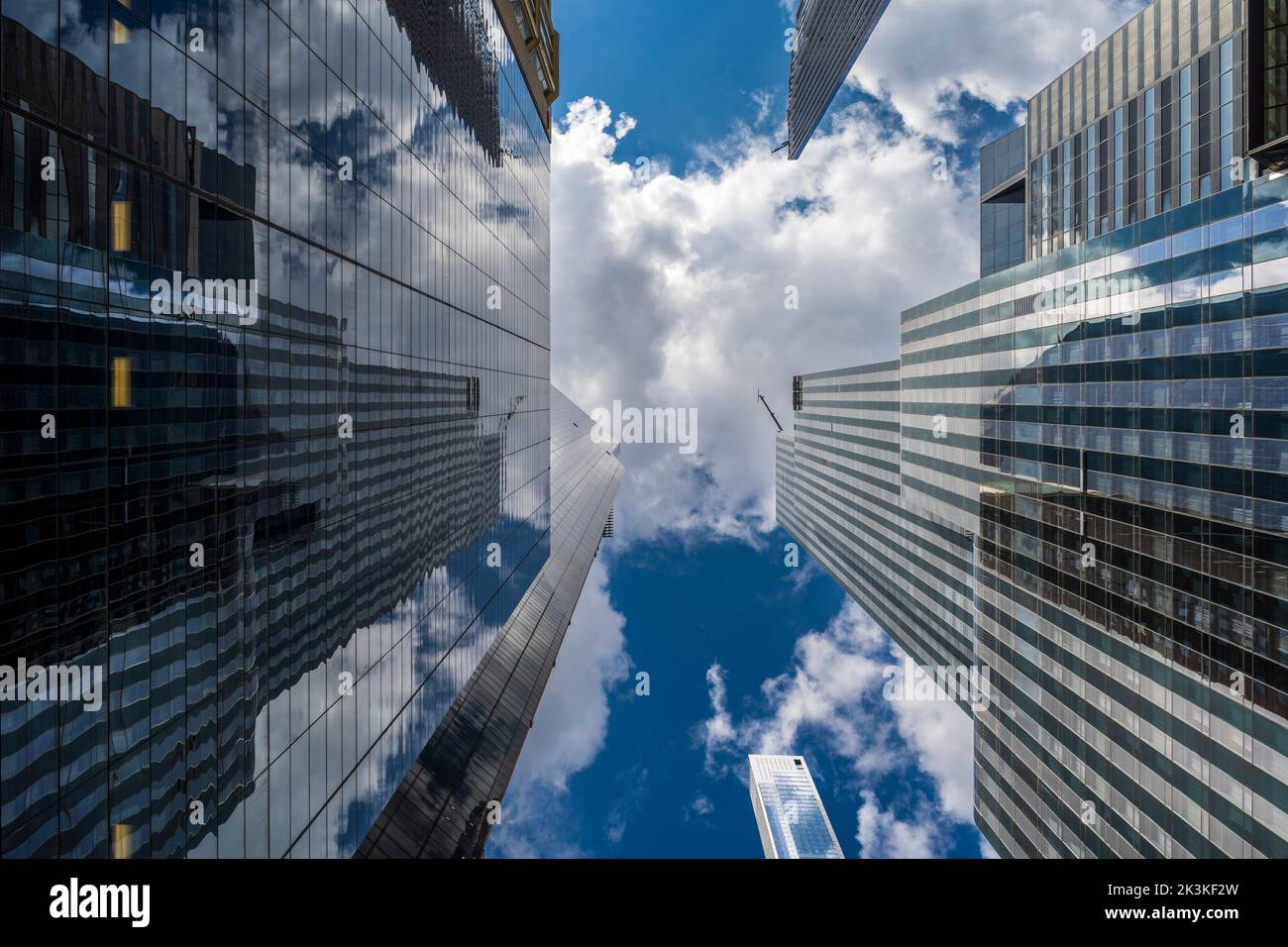 Vue à angle bas des gratte-ciels vitreux de Midtown Manhattan, New York, États-Unis Banque D'Images