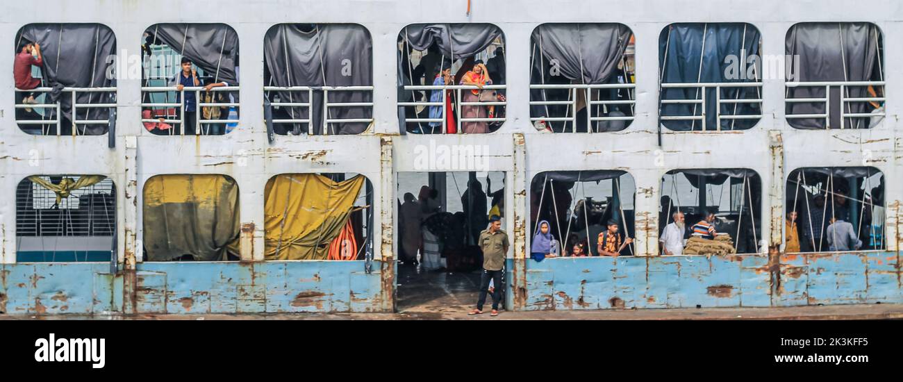 Les habitants de la région sur un ferry au quai de Sadarghat à Dhaka. Les passagers attendent leur fin de voyage. Il s'agit d'un port important au Bangladesh. Banque D'Images