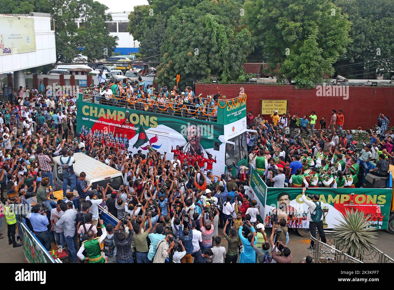 Les membres de l’équipe de football des femmes du Bangladesh, qui a remporté le Championnat des femmes de la SAFF 2022 au Népal, se sont déportés devant des supporters lors d’un bus à toit ouvert Banque D'Images