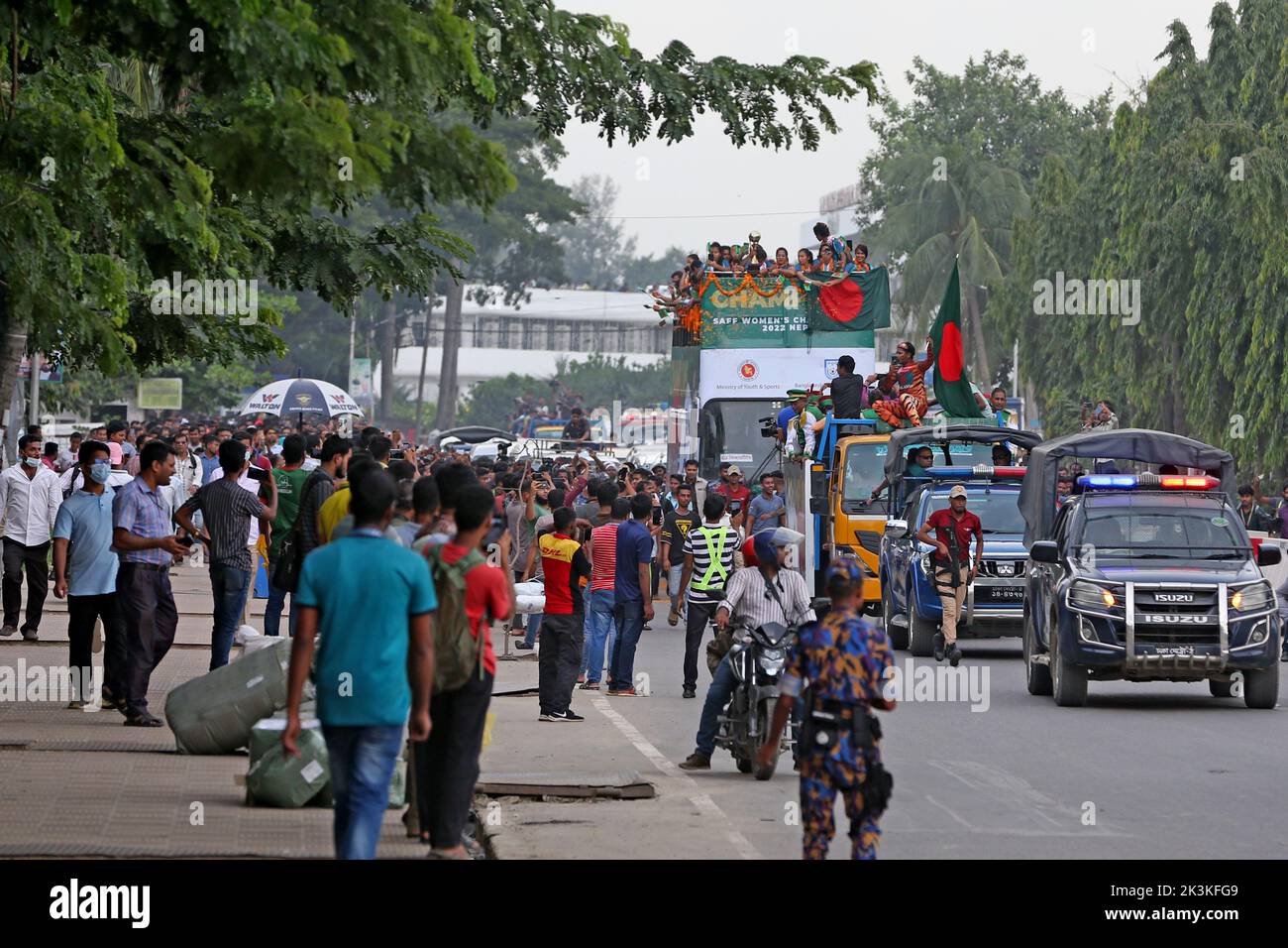 Les membres de l’équipe de football des femmes du Bangladesh, qui a remporté le Championnat des femmes de la SAFF 2022 au Népal, se sont déportés devant des supporters lors d’un bus à toit ouvert Banque D'Images