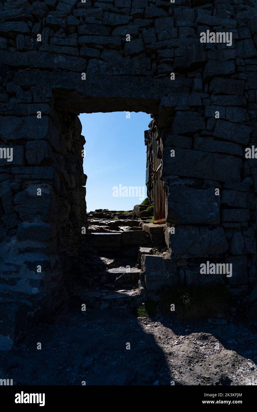 Entrée à l'ancienne forteresse de Dún Aonghasa ou Dún Aengus, Inishmore, la plus grande des îles Aran, Galway, Irlande Banque D'Images