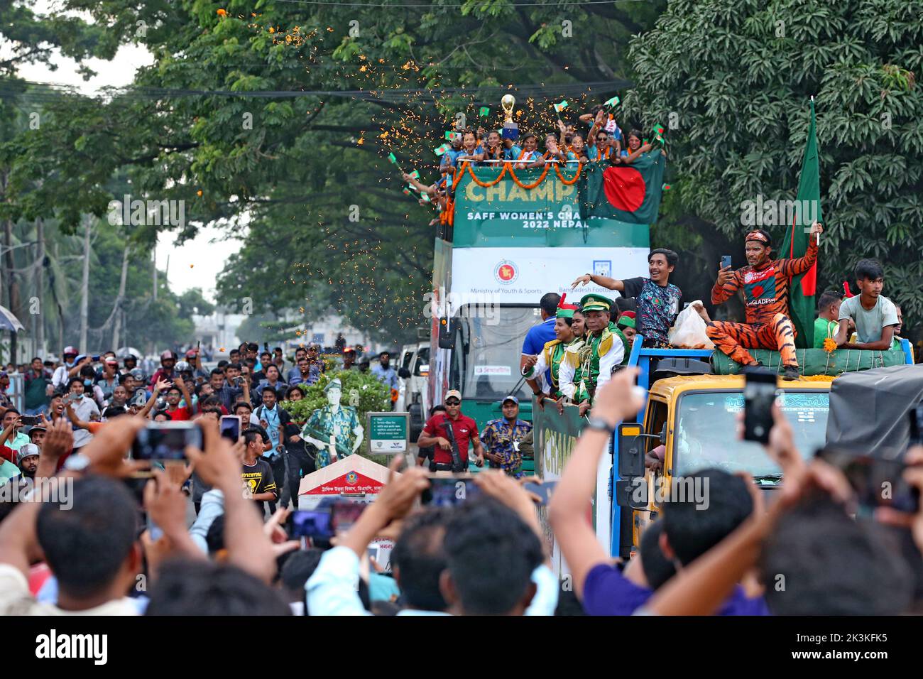 Les membres de l’équipe de football des femmes du Bangladesh, qui a remporté le Championnat des femmes de la SAFF 2022 au Népal, se sont déportés devant des supporters lors d’un bus à toit ouvert Banque D'Images