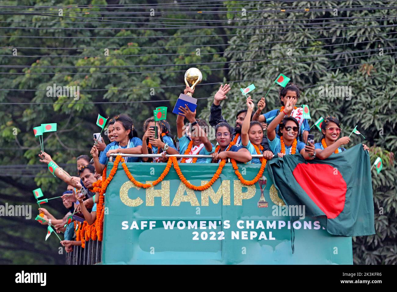 Les membres de l’équipe de football des femmes du Bangladesh, qui a remporté le Championnat des femmes de la SAFF 2022 au Népal, se sont déportés devant des supporters lors d’un bus à toit ouvert Banque D'Images