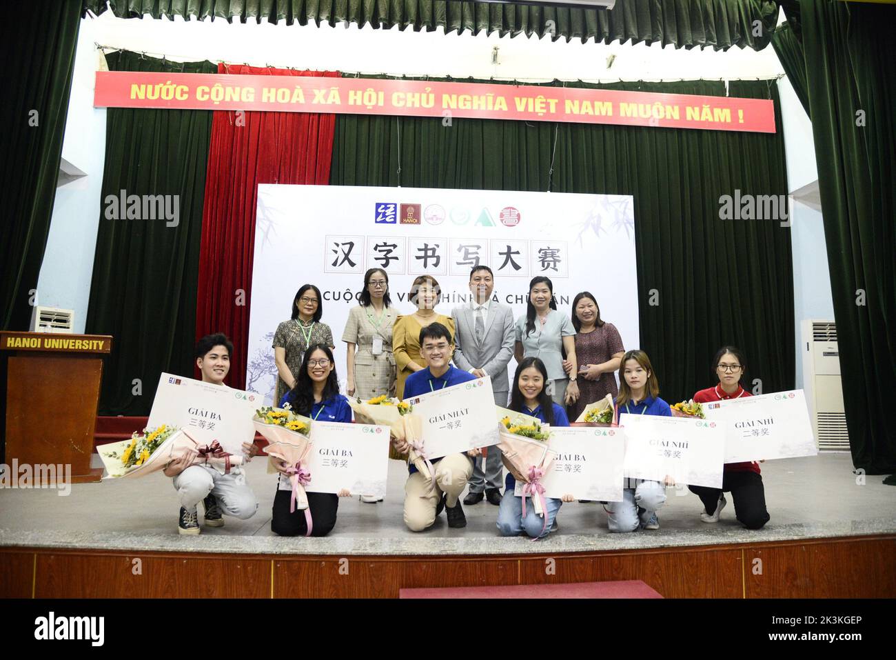 (220927) -- HANOÏ, 27 septembre 2022 (Xinhua) -- les lauréats d'un concours d'écriture de personnages chinois pour les étudiants vietnamiens posent pour des photos avec les organisateurs du concours et les représentants des enseignants de l'Université de Hanoi à Hanoi, Vietnam, 25 septembre 2022. Une série d'activités ont été organisées à l'Université de Hanoï, dans la capitale vietnamienne, de dimanche à mardi, pour célébrer la semaine de la culture chinoise et la Journée mondiale de l'Institut Confucius. (Institut Confucius à l'Université de Hanoi/document via Xinhua) Banque D'Images