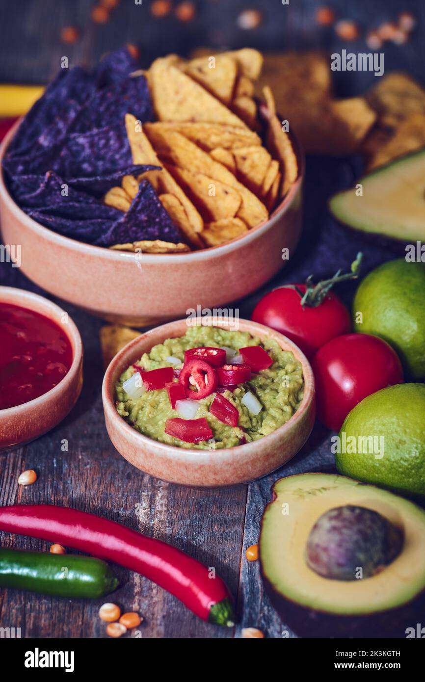 Bol de guacamole pour croustilles tortilla. Photo de haute qualité Banque D'Images