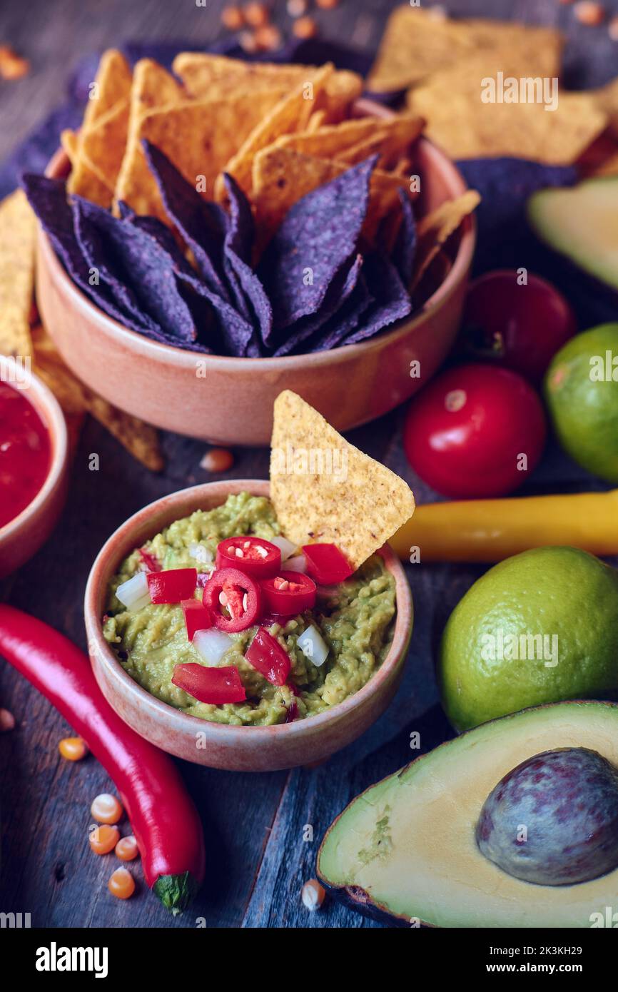 Guacamole avec chips de tortilla. Photo de haute qualité Banque D'Images