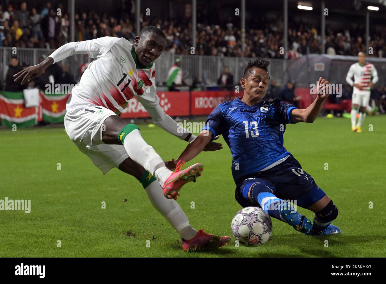 ALMERE - (lr) Gilberto Cronie du Suriname, Henry Garcia du Nicaragua pendant l'International friendly entre le Suriname et le Nicaragua au stade Yanmar sur 22 septembre 2022 à Almere, pays-Bas. ANP | hauteur néerlandaise | Gerrit van Keulen Banque D'Images