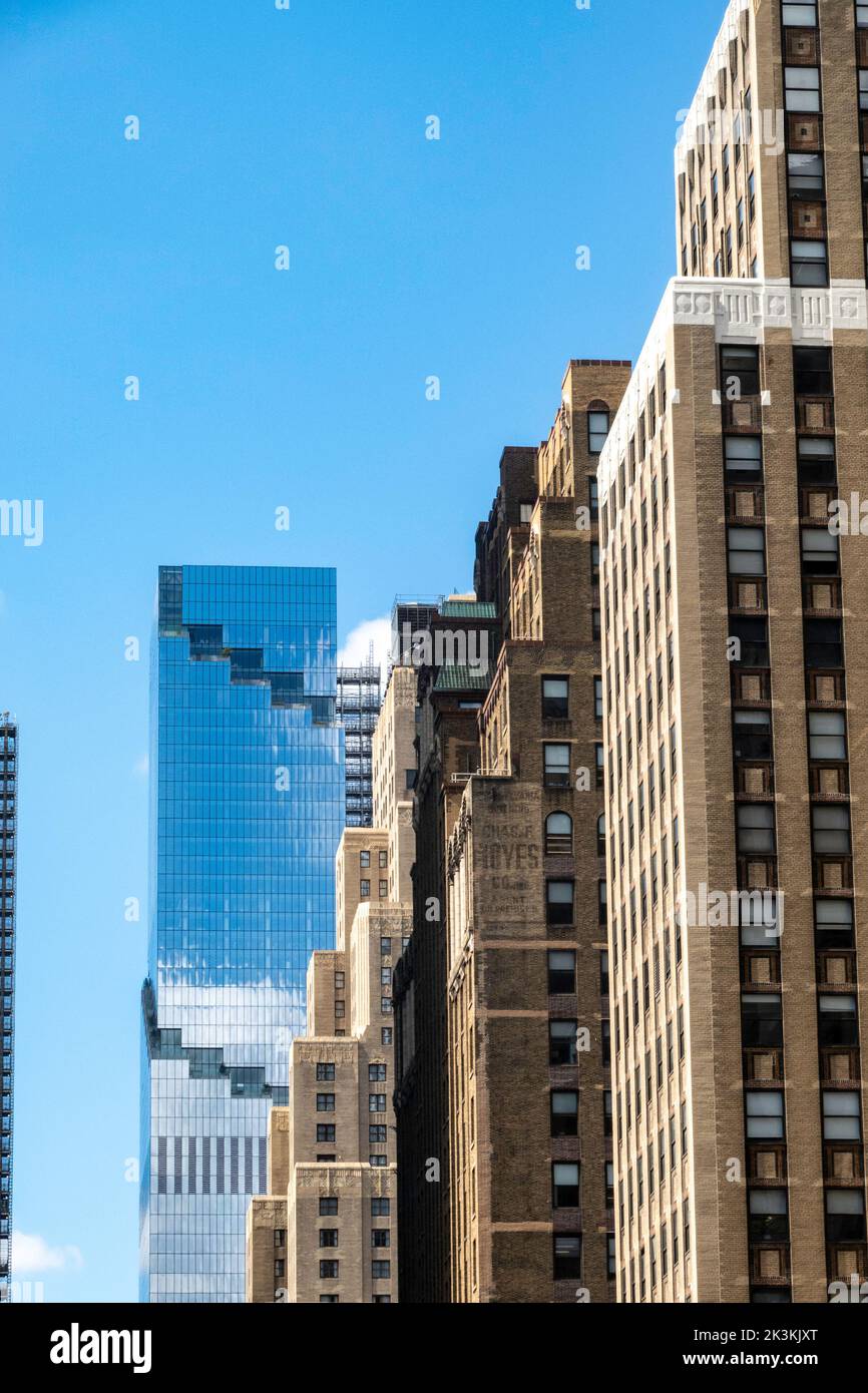 W. 34th St. à l'ouest, avec des immeubles de bureaux avec gratte-ciel de cour d'Hudson en arrière-plan, 2022, NYC, États-Unis Banque D'Images