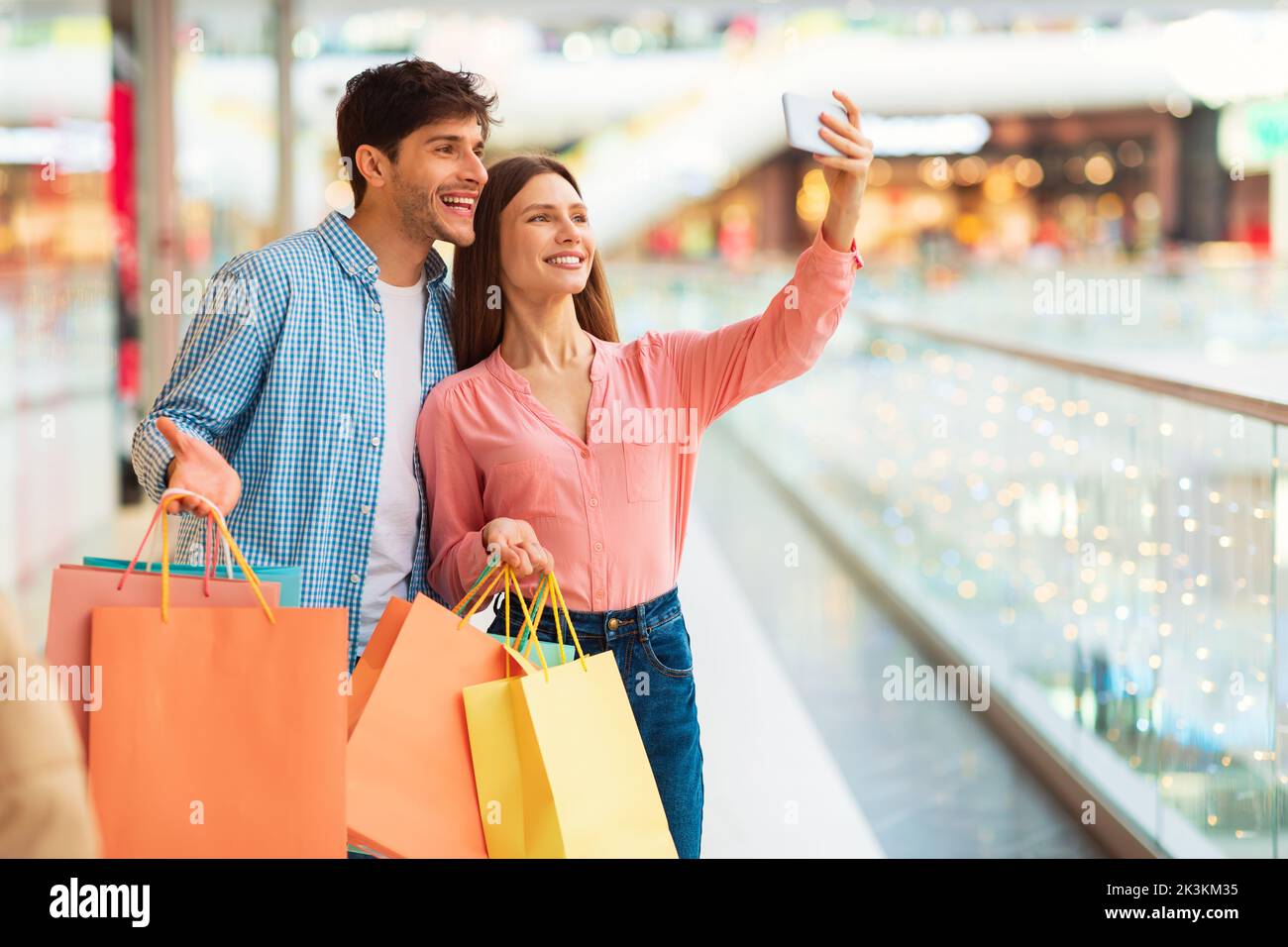 Conjoints faisant Selfie sur téléphone portable Shopping passer du temps dans le centre commercial Banque D'Images