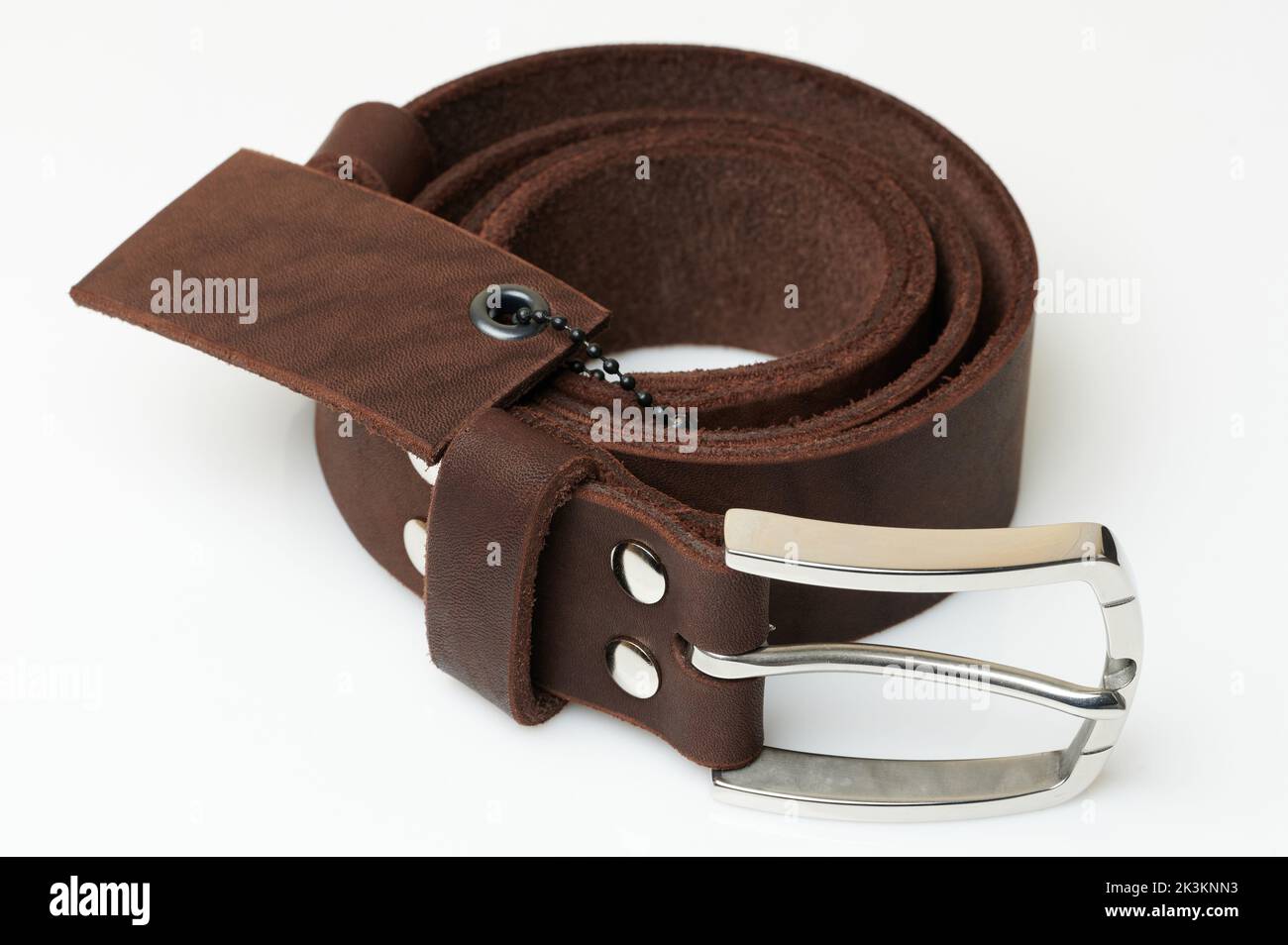 Ceinture en cuir marron avec boucle en métal, vue rapprochée isolée Banque D'Images