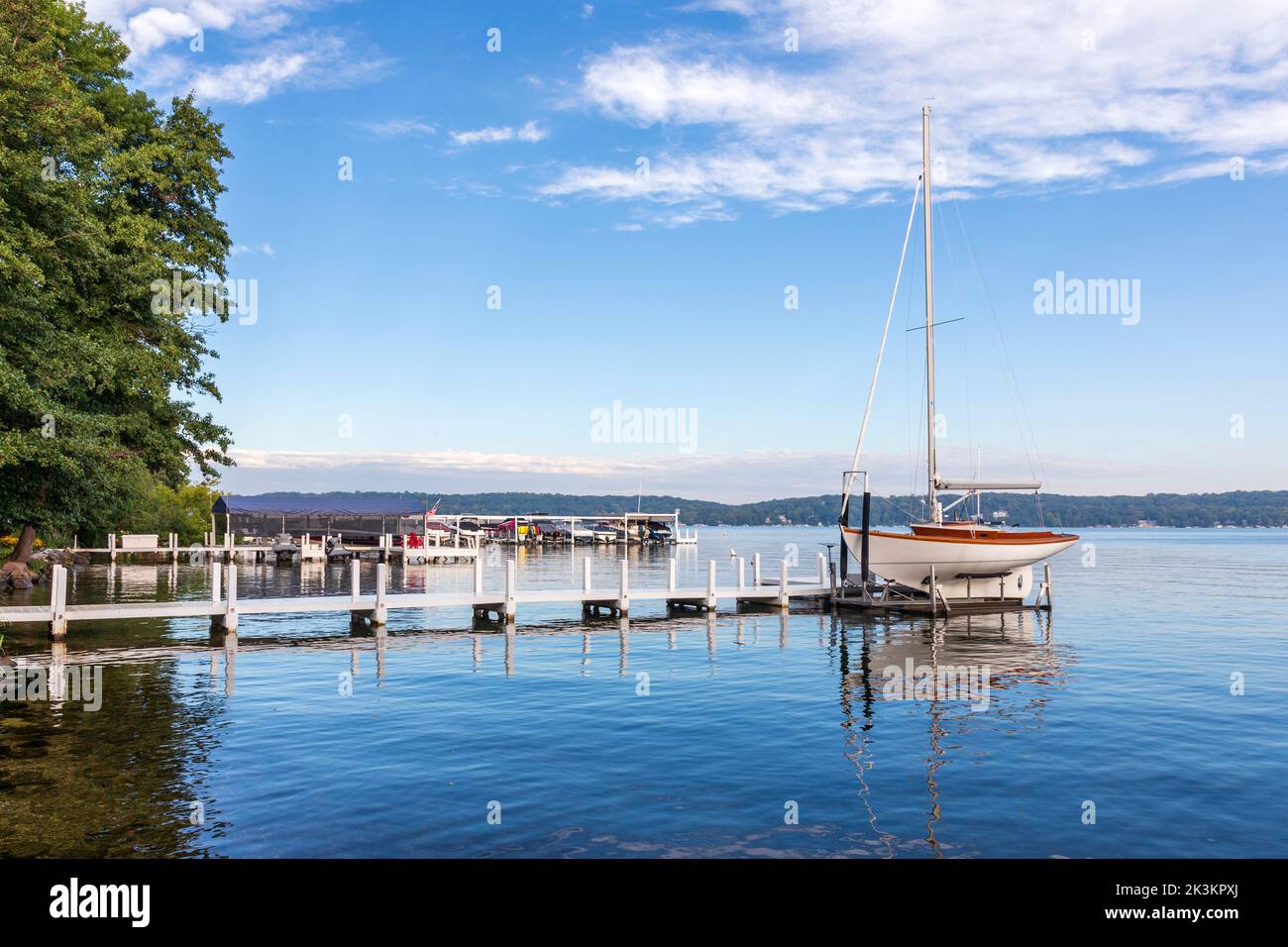 Petite jetée en bois avec yacht privé, tôt le matin au lac Léman, Wisconsin, Amérique. Banque D'Images