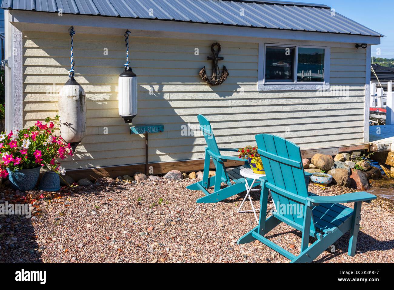 Boathouse et chaises longues en bois sur la plage de galets, près de Fontana sur le lac Thee, lac Geneva, Wisconsin, Amérique Banque D'Images