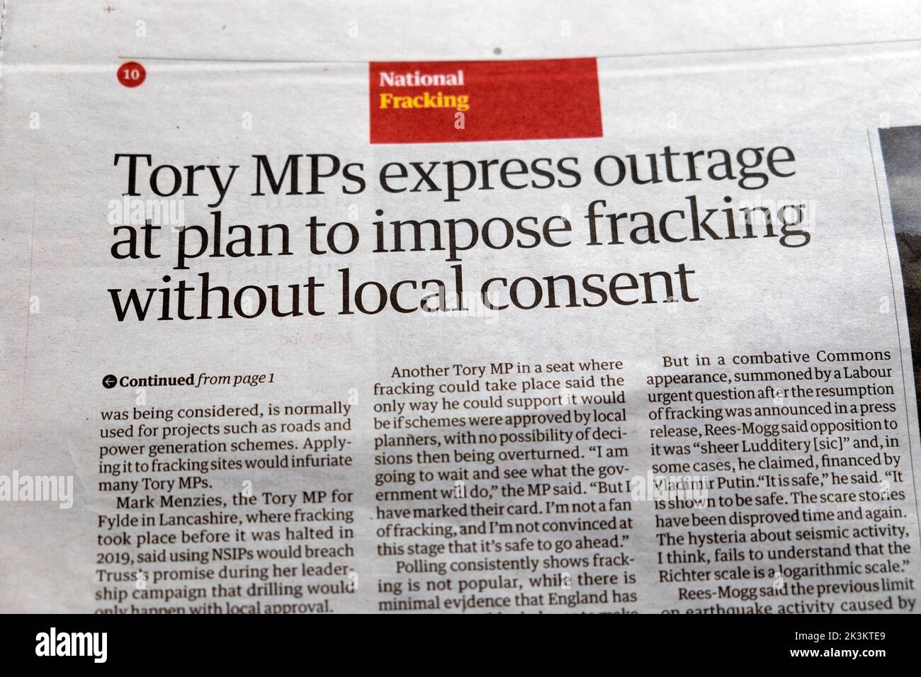 "Le député conservateur a exprimé son indignation devant le projet d'imposer la fracturation sans le consentement local" le journal Guardian gros titre sur la fracturation énergétique article 23 septembre 2022 Royaume-Uni Banque D'Images