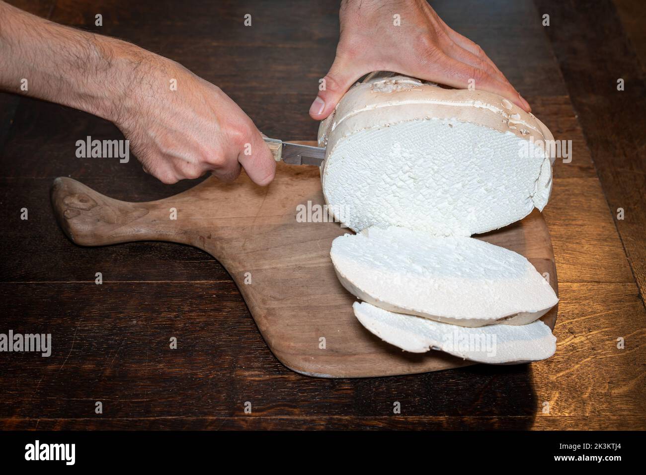 Trancher des champignons de maffball géants dans la cuisine, mise au point sélective Banque D'Images