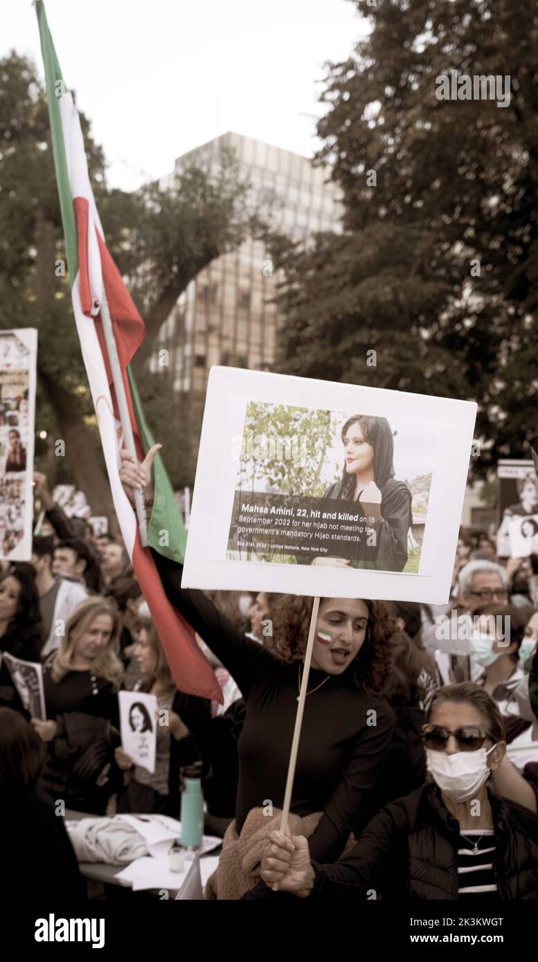 WASHINGTON DC, DC, ÉTATS-UNIS. 24th septembre 2022. En Iran, Mahsa Amini, une jeune fille de 22 ans, a été arrêtée par la police à Téhéran. Cette jeune fille s'était rendue à Téhéran depuis une ville éloignée de la province du Kurdistan. Il a été battu par des policiers et est mort à l'hôpital après trois jours.cette violence massive a mis en colère le peuple iranien; les Iraniens protestaient dans les rues et scandaient des slogans contre le gouvernement de la République islamique. En conséquence, près d'une centaine de personnes ont été tuées autour de l'Iran et des milliers ont été arrêtées. En outre, cette vague a poussé les Iraniens du monde entier à organiser des manifestations Banque D'Images