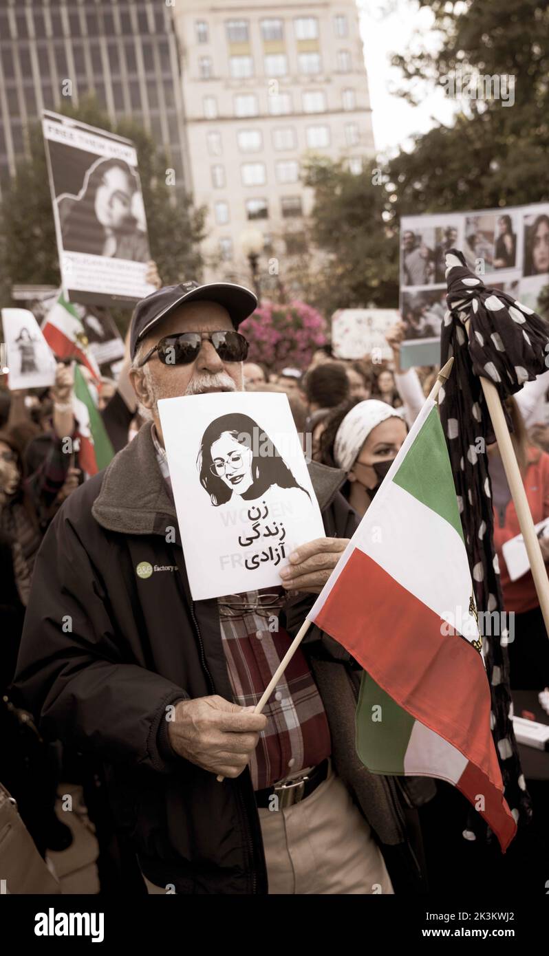WASHINGTON DC, DC, ÉTATS-UNIS. 24th septembre 2022. En Iran, Mahsa Amini, une jeune fille de 22 ans, a été arrêtée par la police à Téhéran. Cette jeune fille s'était rendue à Téhéran depuis une ville éloignée de la province du Kurdistan. Il a été battu par des policiers et est mort à l'hôpital après trois jours.cette violence massive a mis en colère le peuple iranien; les Iraniens protestaient dans les rues et scandaient des slogans contre le gouvernement de la République islamique. En conséquence, près d'une centaine de personnes ont été tuées autour de l'Iran et des milliers ont été arrêtées. En outre, cette vague a poussé les Iraniens du monde entier à organiser des manifestations Banque D'Images