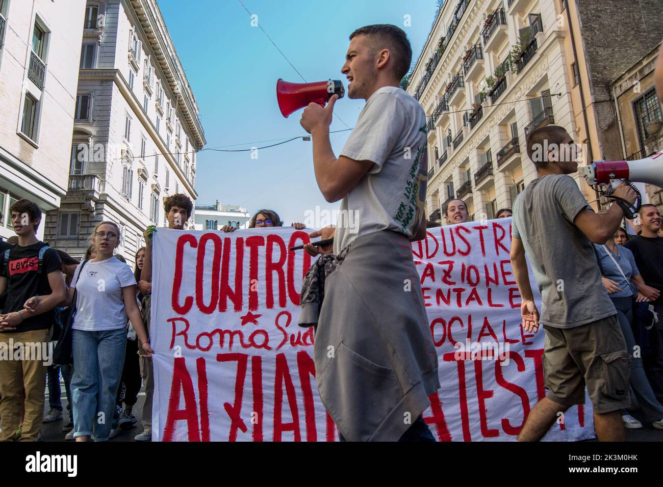 Rome, Italie. 23rd septembre 2022. Les jeunes dans les rues manifestent pour la grève mondiale du climat et dans plus de 70 villes italiennes appelées par le mouvement international pour l'environnement à Rome, Italie, le 23 septembre 2022. La bannière qui a ouvert la démonstration de Rome a lu: «Vous voulez notre vote mais ignorez notre voix. Continuons notre combat ». (Photo de Patrizia Corteltessa/Pacific Press/Sipa USA) crédit: SIPA USA/Alay Live News Banque D'Images