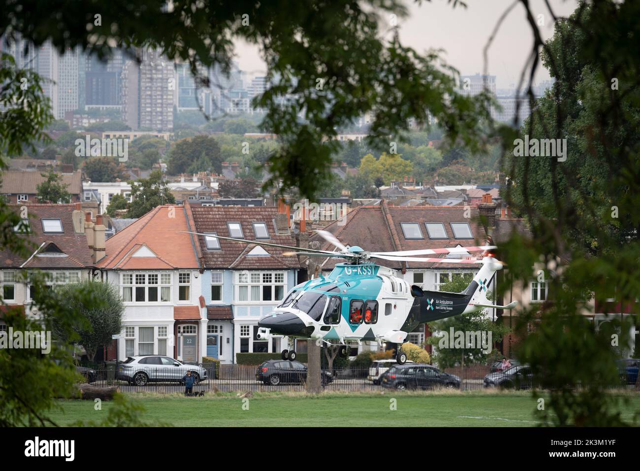 Vu de Ruskin Park à Lambeth, au sud de Londres, un hélicoptère Leonardo AW-169 (G-KSST) de l'Ambulance aérienne de Kent se lève devant des maisons près de Kings College Hospital à Camberwell, le 21st septembre 2022, à Londres, en Angleterre. Banque D'Images