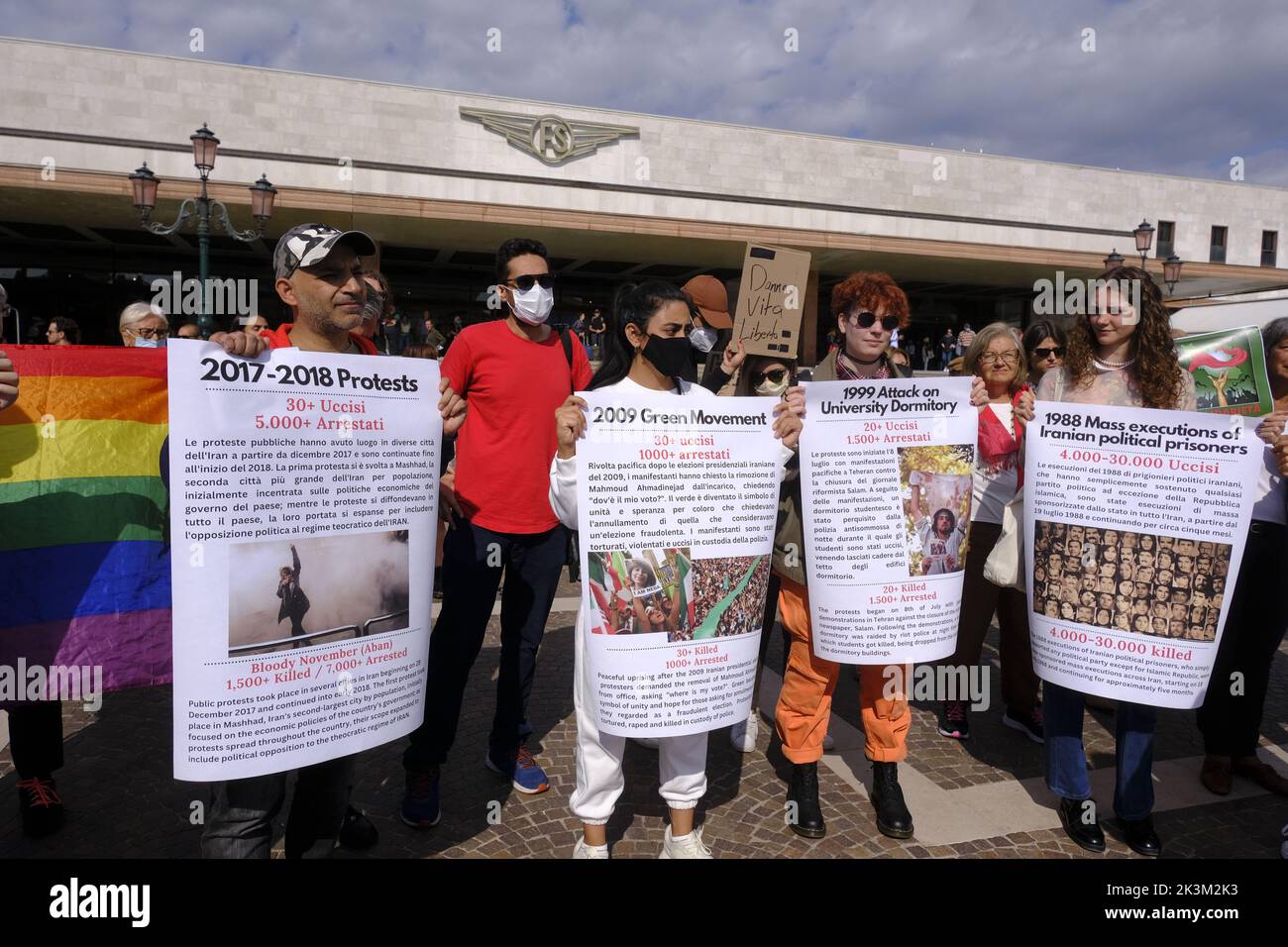 Des jeunes filles iraniennes protestent devant la gare de Venise et affichent un panneau indiquant « Woman Freedom Life » sur 27 septembre 2022 à Venise, en Italie. Banque D'Images