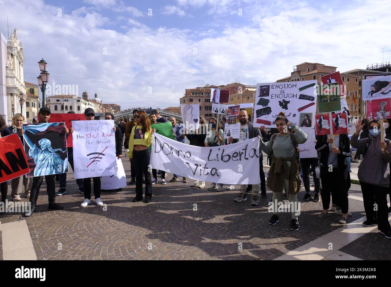 Des jeunes filles iraniennes protestent devant la gare de Venise et affichent un panneau indiquant « Woman Freedom Life » sur 27 septembre 2022 à Venise, en Italie. Banque D'Images