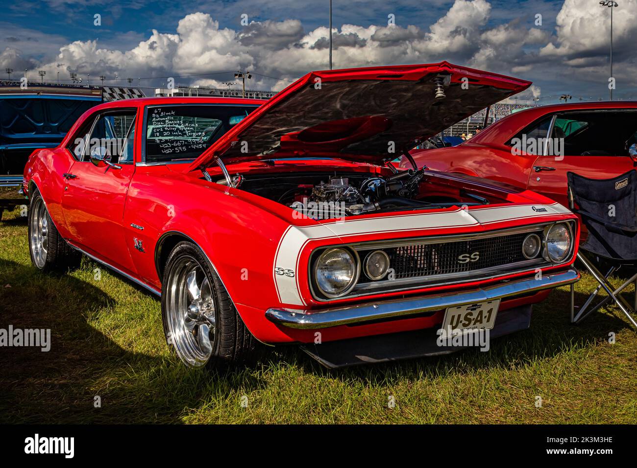 Daytona Beach, Floride - 28 novembre 2020 : vue à angle avant à faible perspective d'une Camaro SS 1967 de Chevrolet coupé à toit rigide lors d'un salon automobile local. Banque D'Images