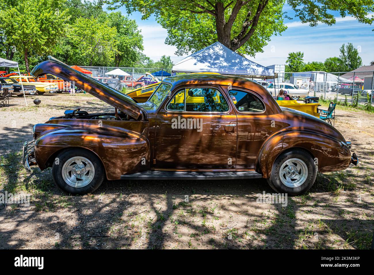Falcon Heights, MN - 18 juin 2022 : vue latérale d'un coupé professionnel 1940 de la série 70 d'Oldsmobile lors d'un salon automobile local. Banque D'Images