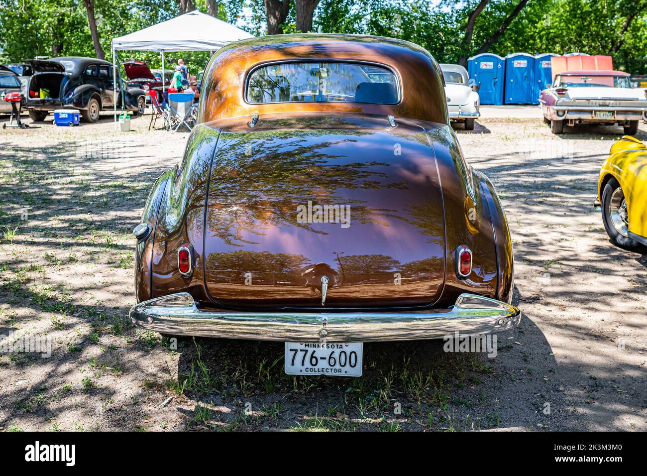 Falcon Heights, MN - 18 juin 2022 : vue arrière à haute perspective d'un coupé professionnel 1940 de la série 70 d'Oldsmobile lors d'un salon automobile local. Banque D'Images