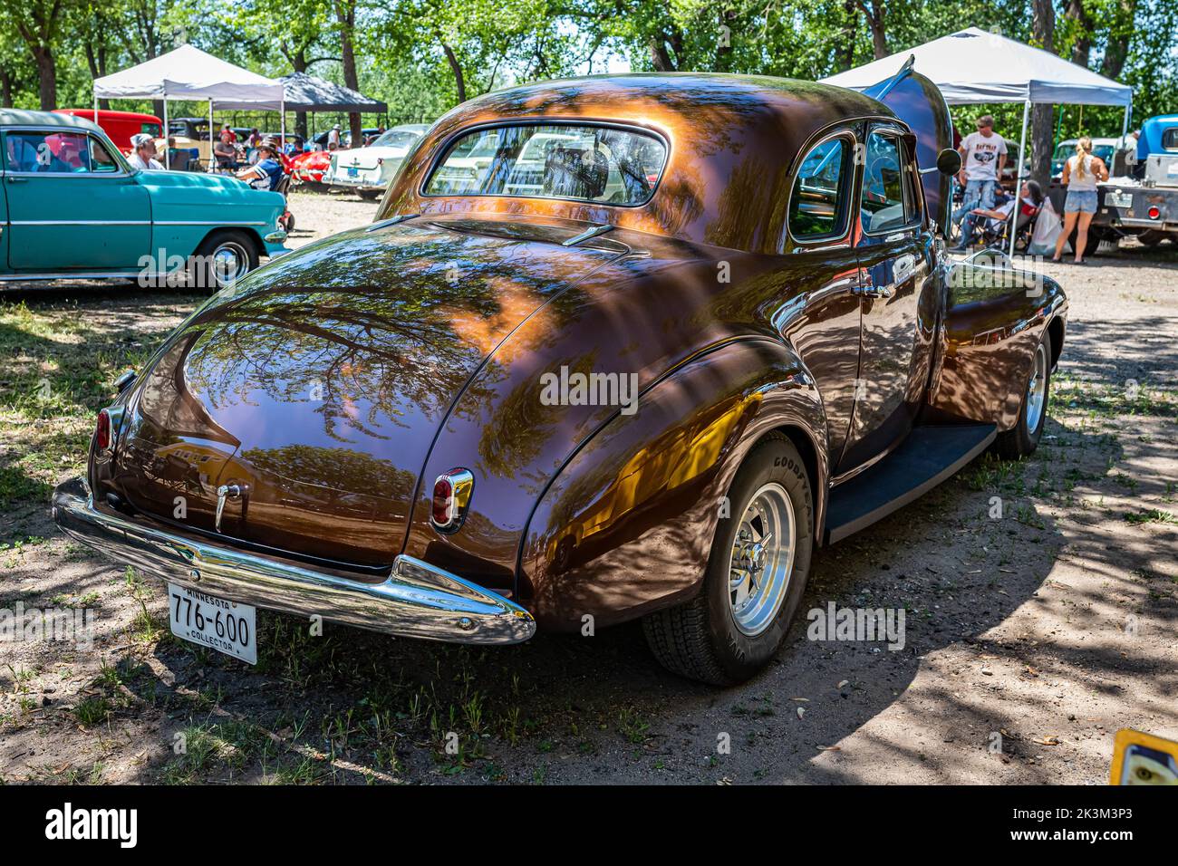 Falcon Heights, MN - 18 juin 2022 : vue d'angle arrière à haute perspective d'un coupé professionnel 1940 de la série 70 d'Oldsmobile lors d'un salon automobile local. Banque D'Images