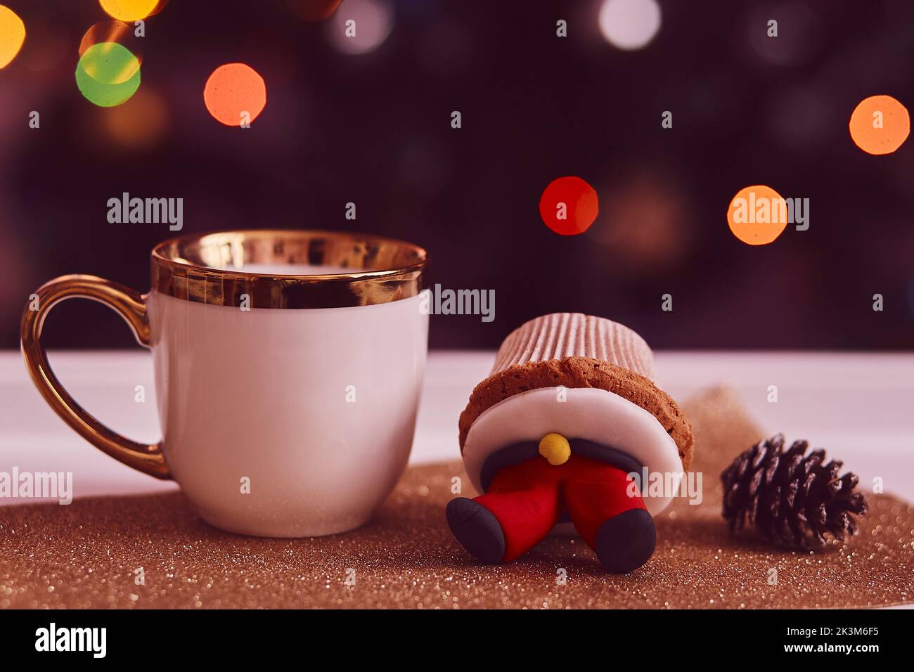 Un thé de Noël agréable. Petits gâteaux décoratifs et une tasse de thé devant l'arbre de Noël. Bonne humeur, ambiance festive. Mise au point sélective Banque D'Images