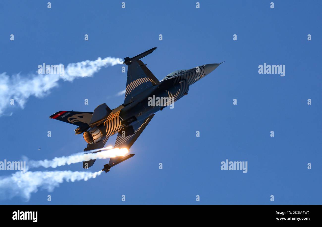 Soloturk Turque F-16 Solo Display Team réalise un spectacle Flare, Airshow au SHG AIRSHOW 2022 Turaf Banque D'Images