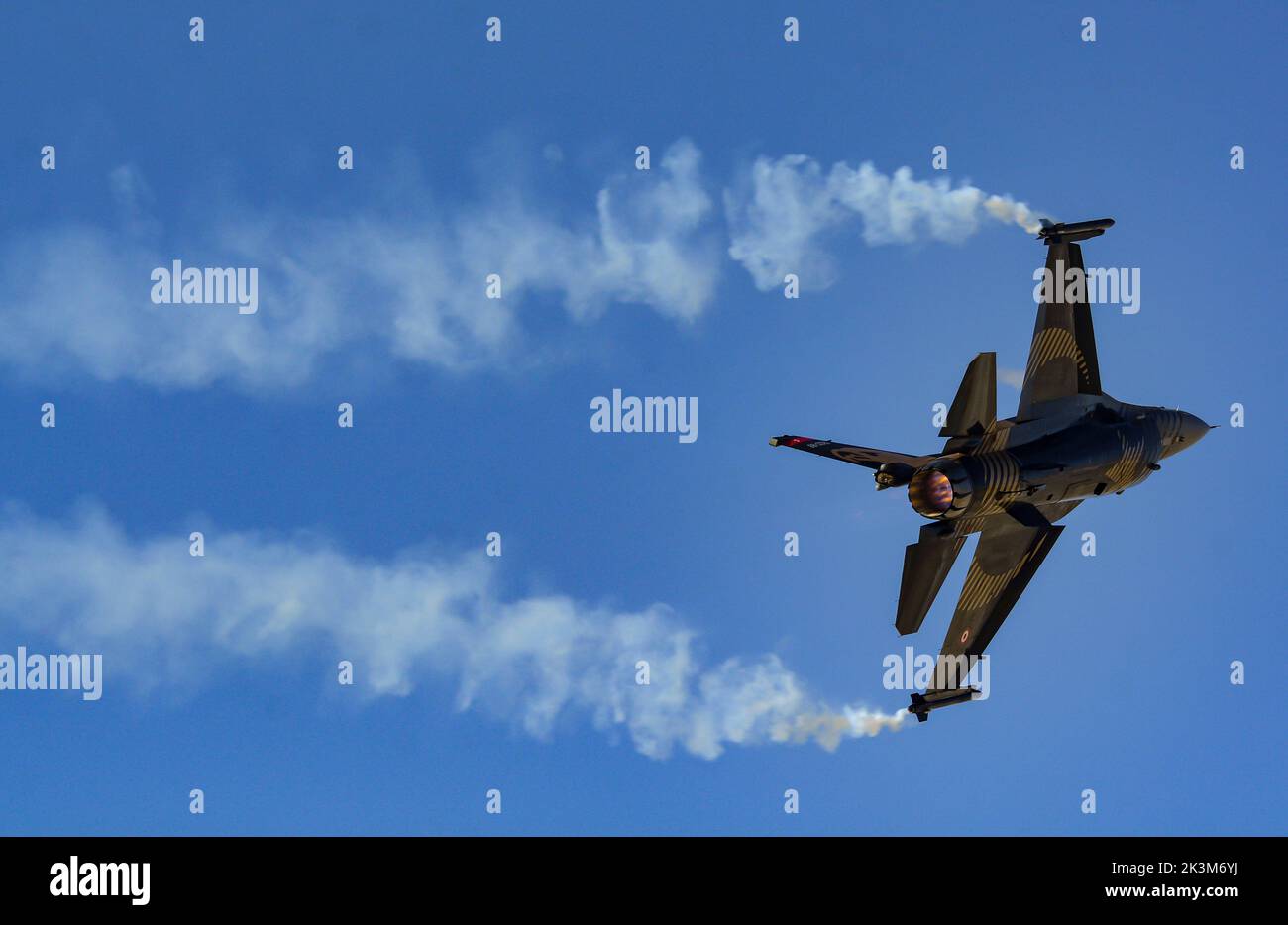 Soloturk Turque F-16 Solo Display Team réalise un spectacle Flare, Airshow au SHG AIRSHOW 2022 Turaf Banque D'Images