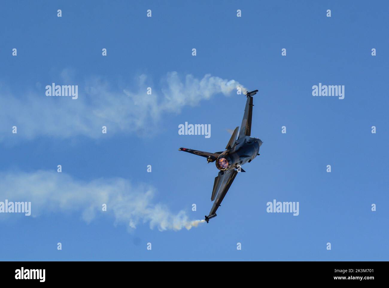 Soloturk Turque F-16 Solo Display Team réalise un spectacle Flare, Airshow au SHG AIRSHOW 2022 Turaf Banque D'Images