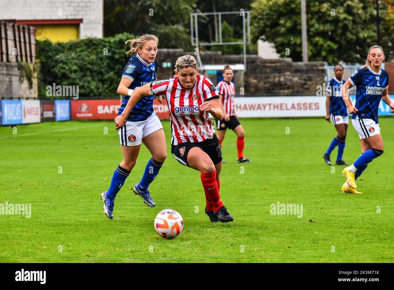 Abby Holmes, une femme de Sunderland, se brise à l'écart de la défense des femmes athlétiques de Charlton. Banque D'Images