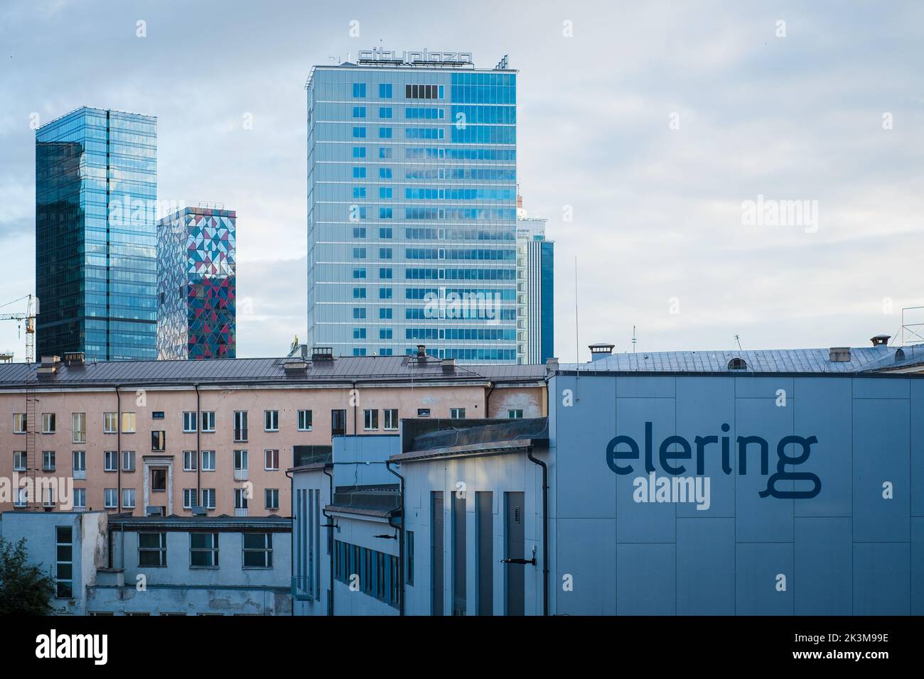 Tallinn, Estonie - 12 septembre 2022: Bâtiment de formation dans le centre-ville de Tallinn. Eering gère le système estonien d'électricité et de gaz. Banque D'Images