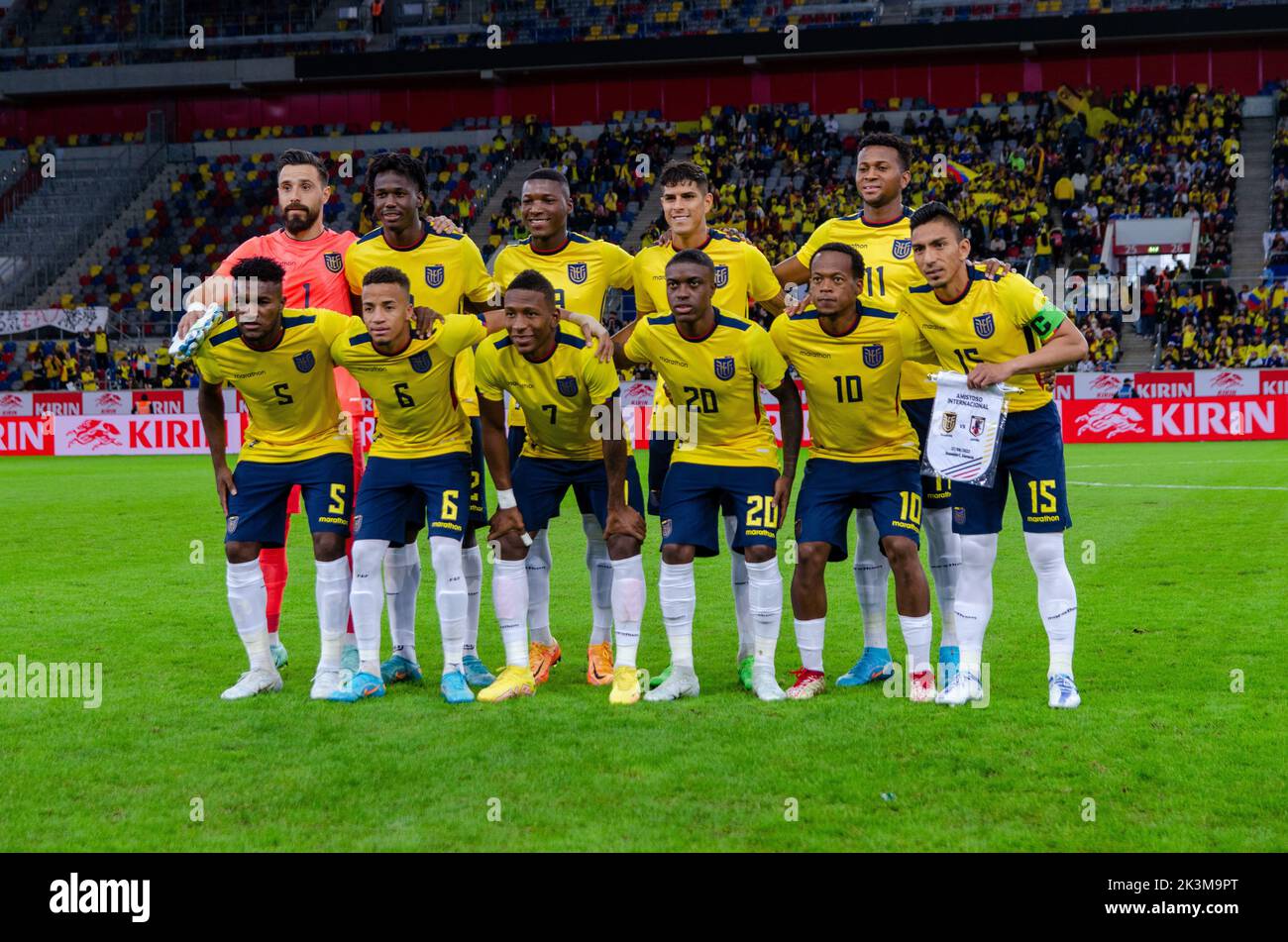 Dusseldorf, Rhénanie-du-Nord-Westphalie, Allemagne. 27th septembre 2022. L'Equateur à partir de 11 contre le Japon (rangée du bas de gauche à droite): JOSE CIFUENTES (5), BYRON CASTILLO (6), PERVIS ESTUINAN (7), JHEGSON MENDEZ (20), ROMARIO IBARRA (10), ANGEL MENA (15, capitaine), (rangée du haut de gauche à droite): HERNAN GALINDEZ (1), JACKSON POROZO (2), MOISES CAICEDO (23), PIERO HINCAPIE (3), et MICHAEL ESTRADA (11) avant le match Equateur contre Japon dans la coupe Kirin Challenge 2022 dans le Merkur Spiel Arena de Düsseldorf, en Allemagne. (Image de crédit : © Kai Dambach/ZUMA Press Wire) Banque D'Images